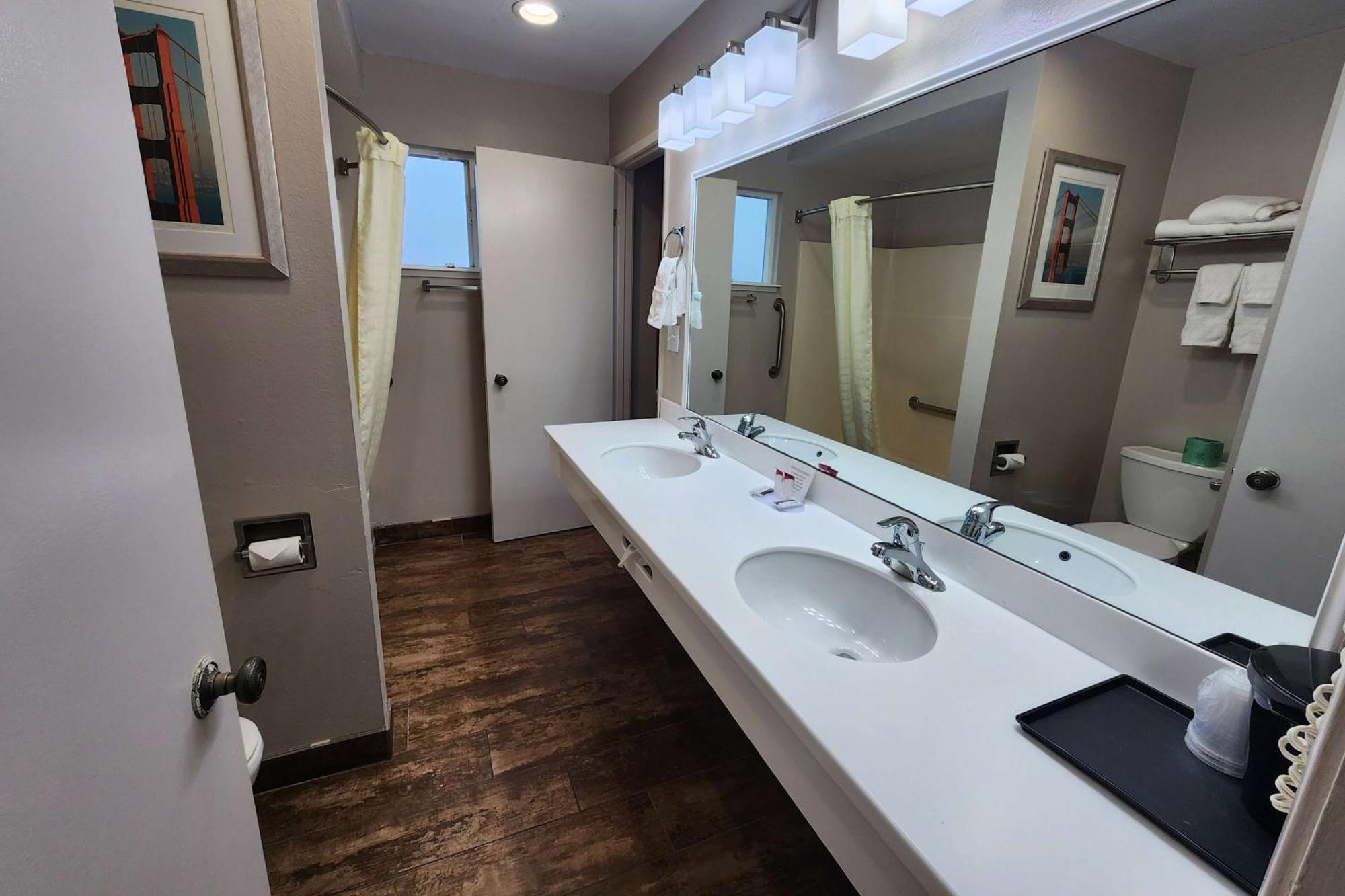 Ramada Bayside Inn & Suites Eureka Eksteriør bilde