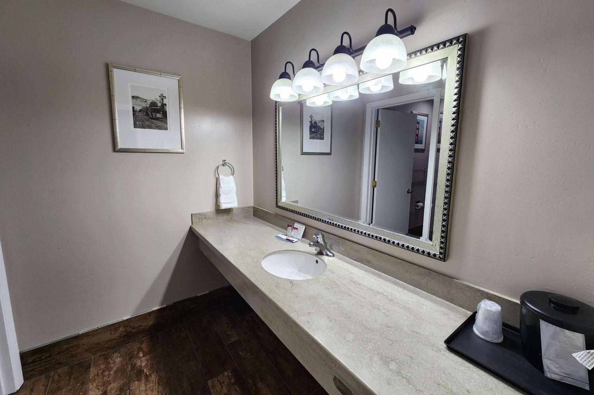 Ramada Bayside Inn & Suites Eureka Eksteriør bilde